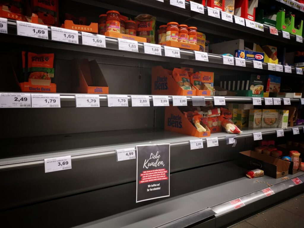 Pusta półka w sklepie — problem, który rozwiązuje wtyczka "powiadom mnie gdy wróci" w WooCommerce