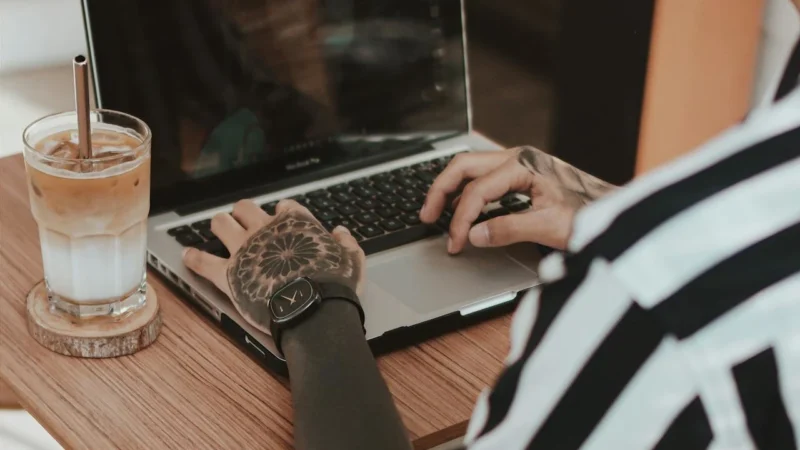 Developer w trakcie pisania